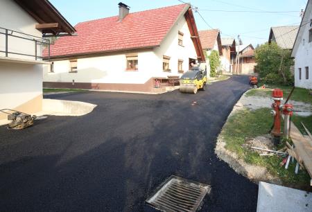 PODSLIVNICA  ASFALTIRANJE CESTE SKOZI VAS 07 FOTO LJUBO VUKELIČ